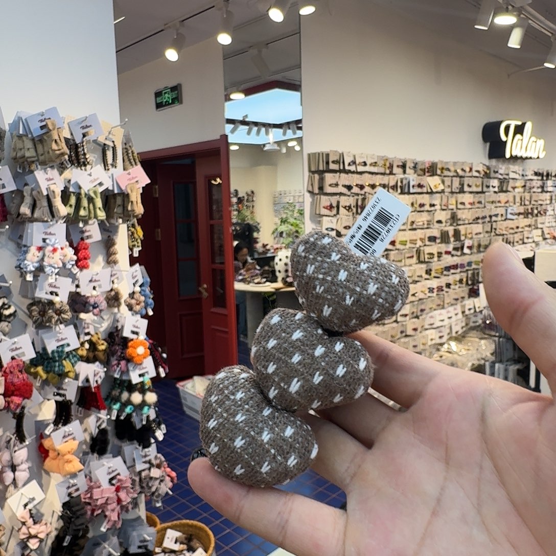 布艺铁合金咖色爱心香蕉夹