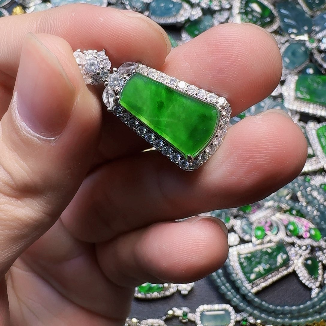 翡翠未镶嵌颈饰天然A货翡翠放漏