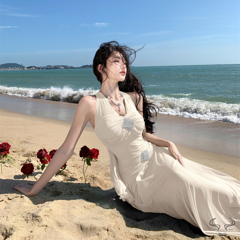 2025性感欲露背V领挂脖连衣裙女秋新款收腰显瘦钉珠法式气质长裙