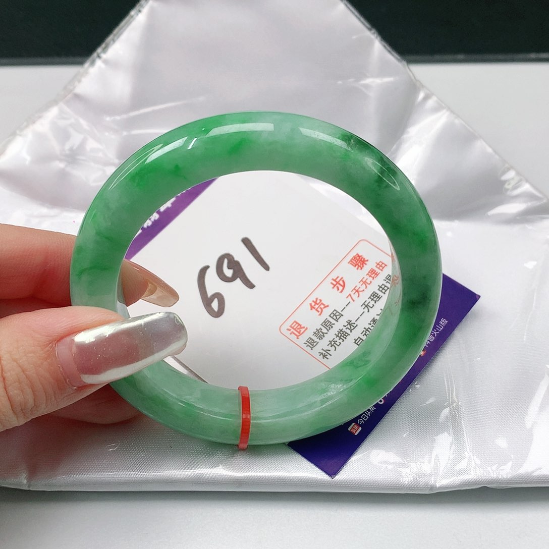翡翠手镯未镶嵌翡翠手镯