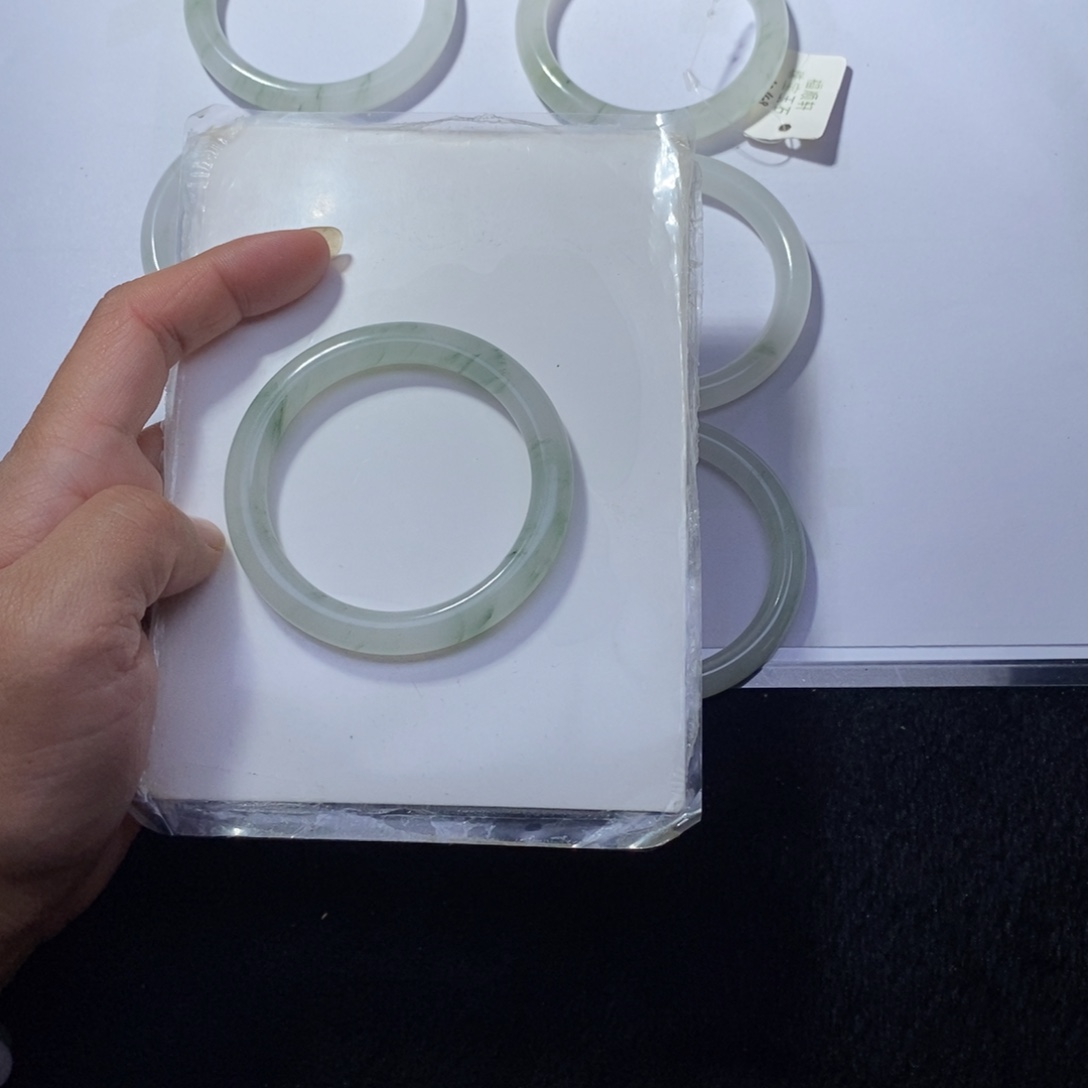 半***朵石英质玉（天山翠）未镶嵌手镯