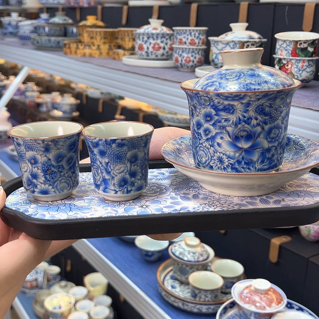 盖碗里的水煮开后放入锅