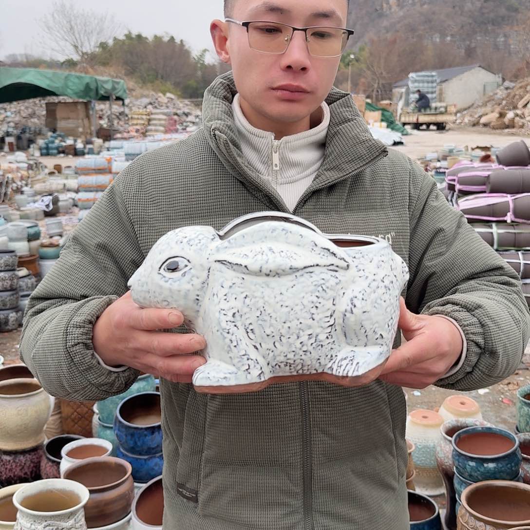 紫砂花盆兔子一个白色一个