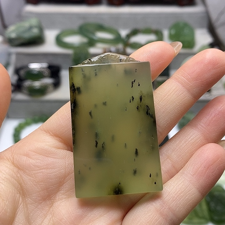 蛇纹石玉挂件未镶嵌