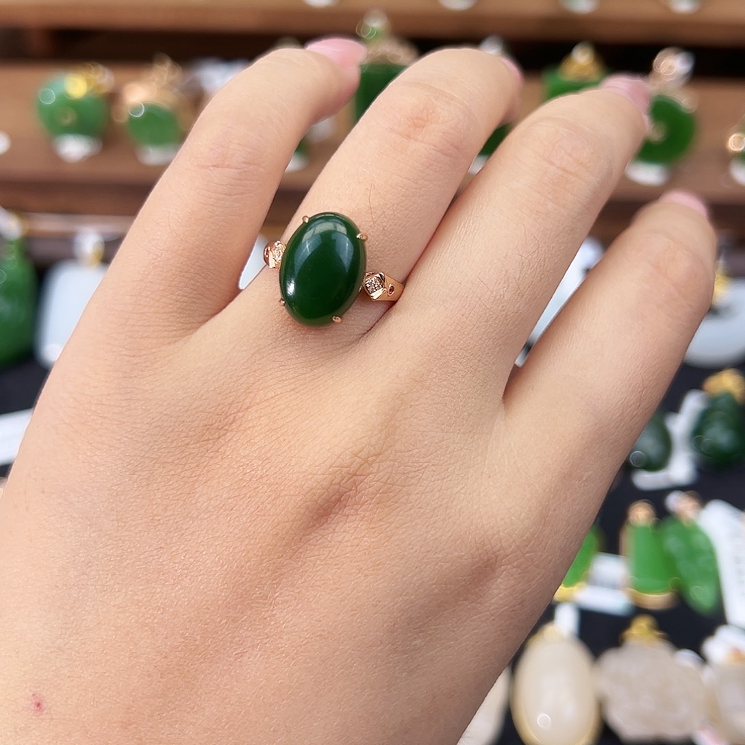 *****和田玉18K金镶嵌戒指老坑菠菜绿蛋面14*10mm