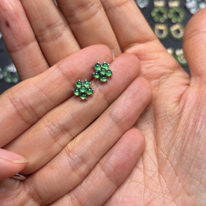 栤***氷翡翠银S925镶嵌耳饰