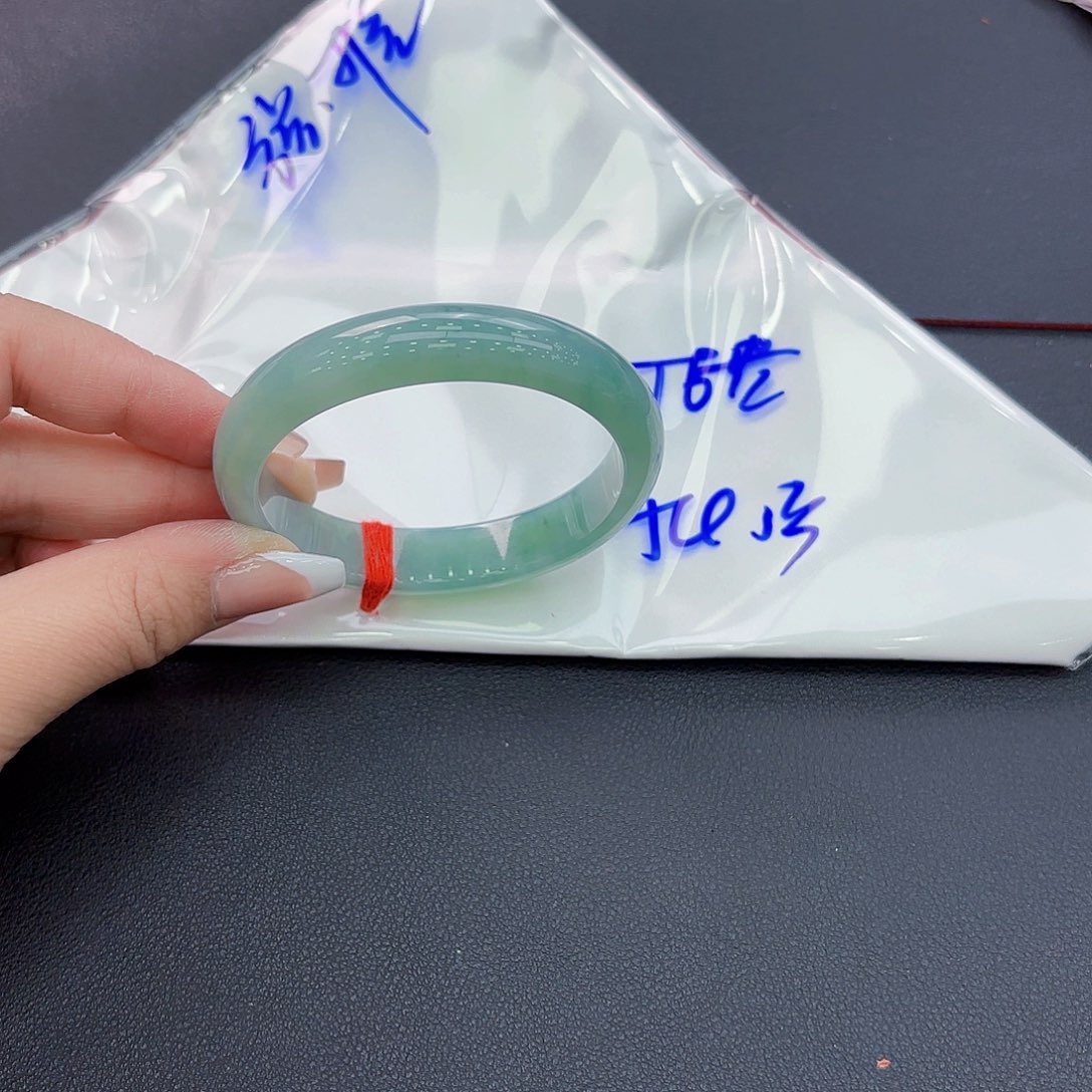 翡翠手镯未镶嵌手镯