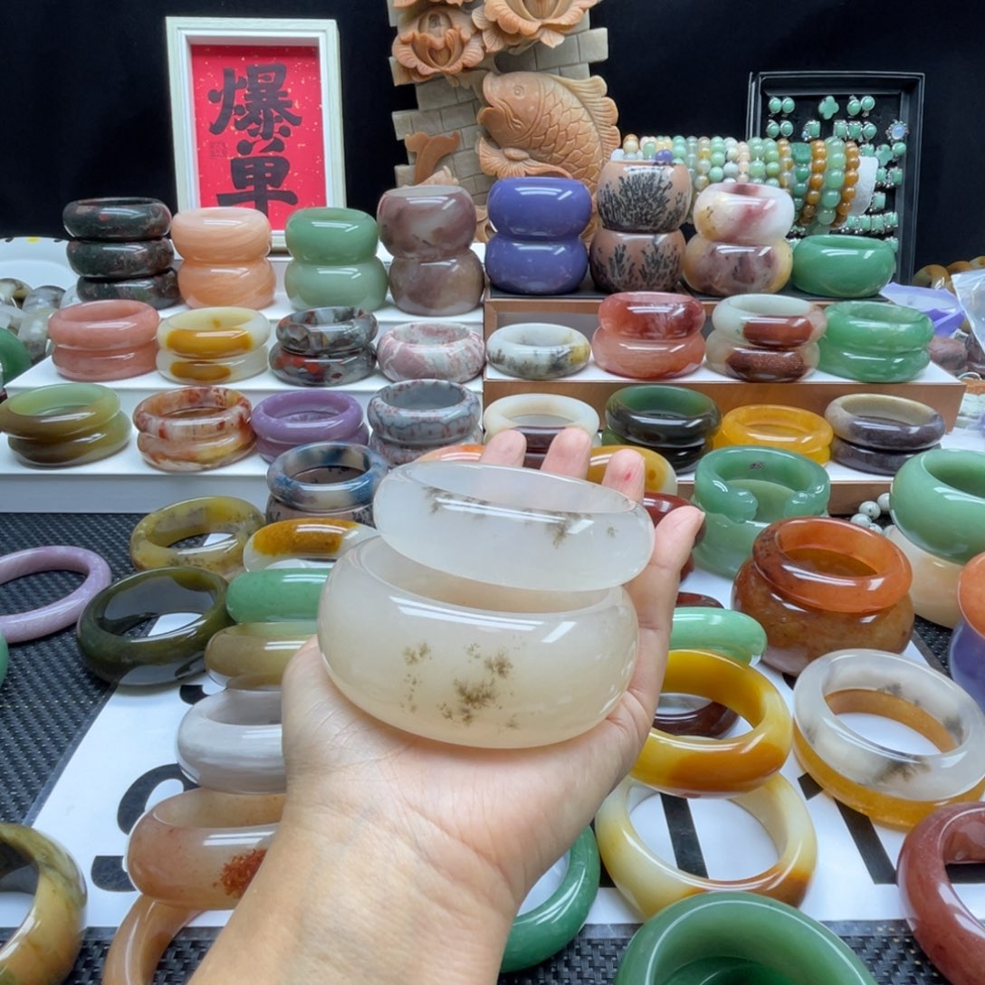 春***力石英岩玉未镶嵌手镯