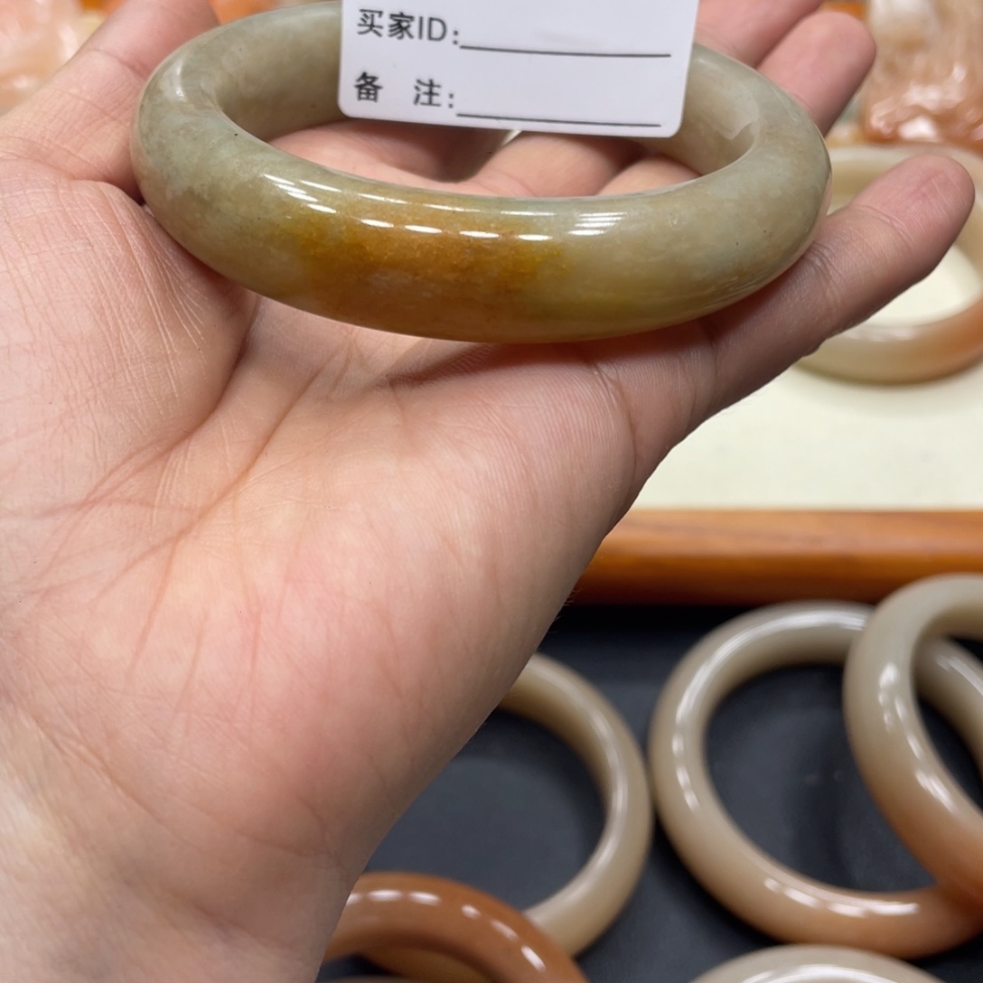 石英质玉手镯未镶嵌春****?