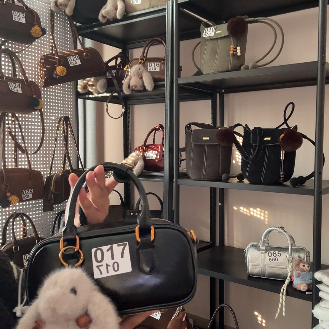 PU017黑色带挂件福利款