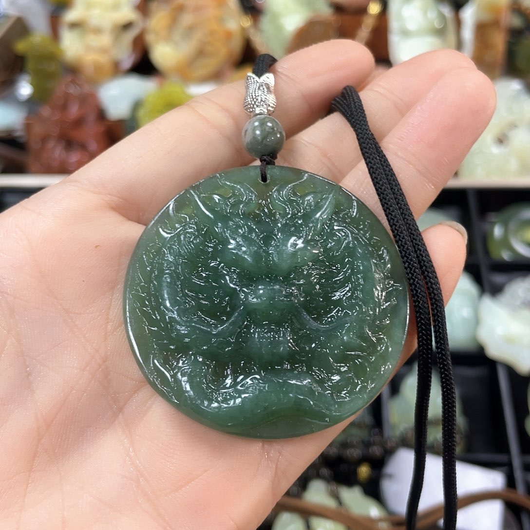 蛇纹石玉颈饰未镶嵌