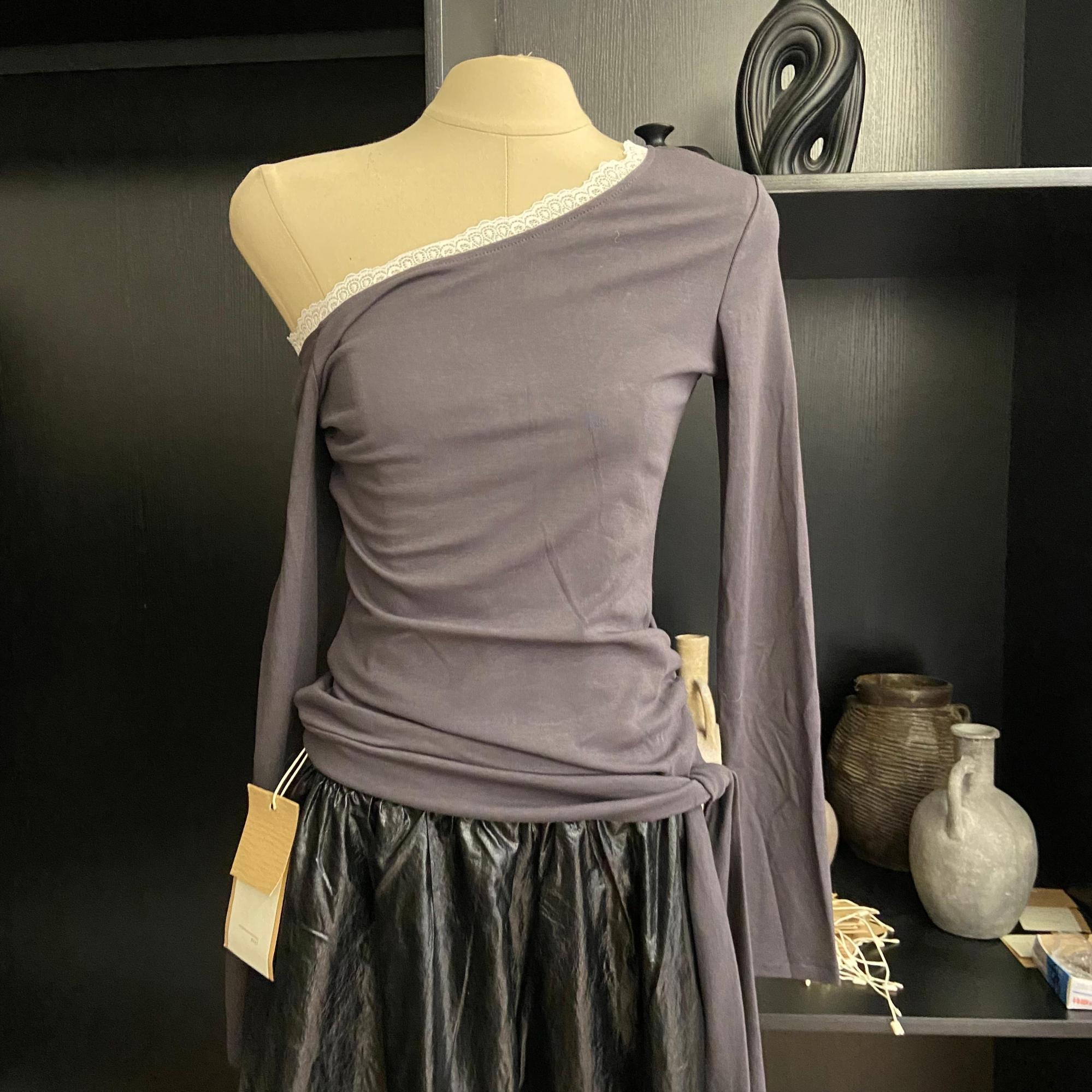 901950（mosu.新款）设计感蕾丝拼接斜肩修身显瘦露肩辣妹上衣