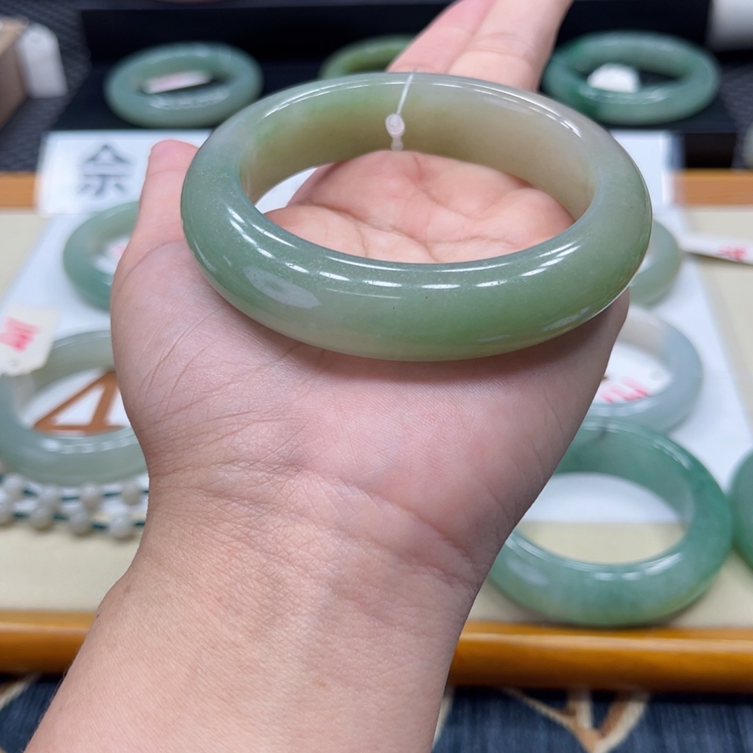 石英质玉手镯未镶嵌美***活