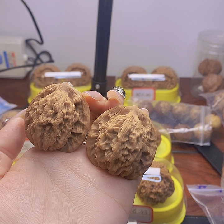 文玩核桃吊坠虎头