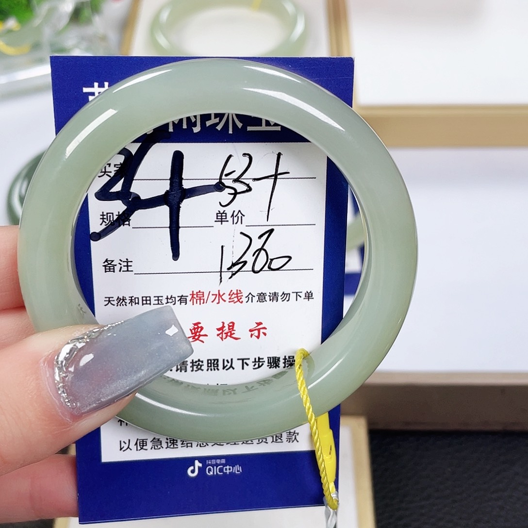 和田玉手镯未镶嵌胡*?
