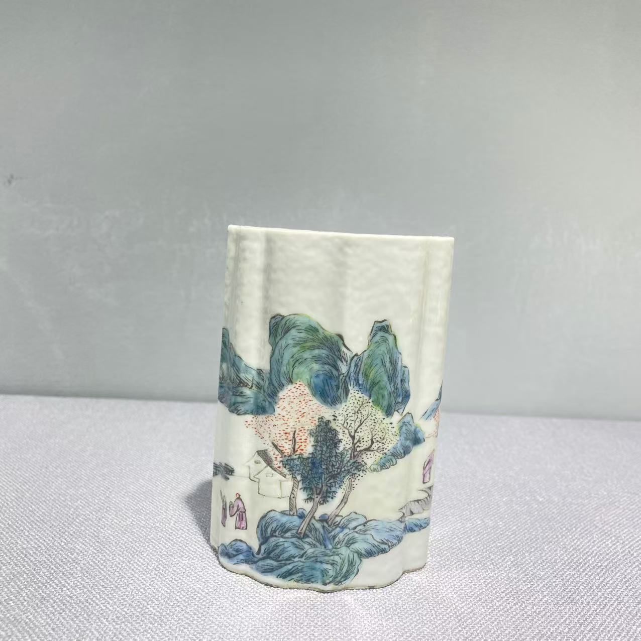 18 121 民国 粉彩山水笔筒-N319120921