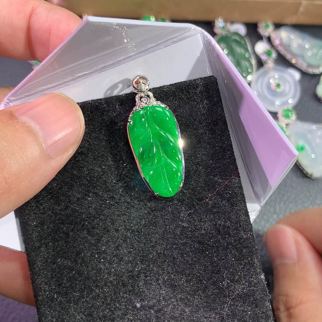 翡翠吊坠(赠链)18K金镶嵌