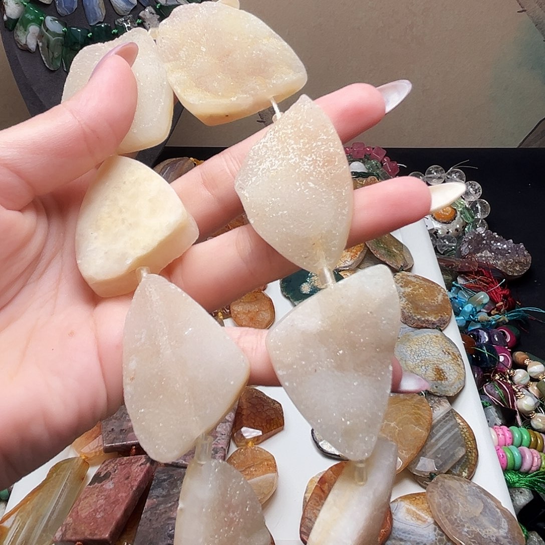 玛瑙/玉髓合金珠宝半成品j610 玛瑙晶体一条 天然