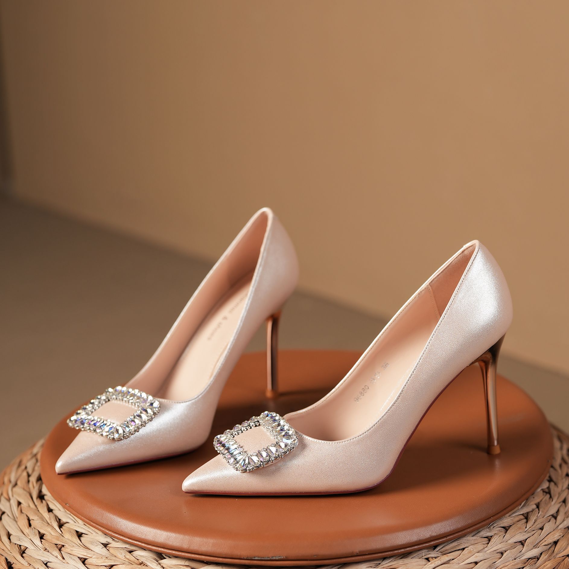 YOU XIAN MEI/悠闲美9888Q-107水钻花扣细跟高跟鞋女简约百搭单鞋