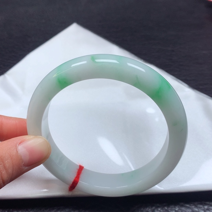 翡翠手镯未镶嵌60圈