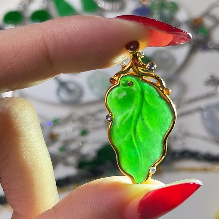 翡翠18K金镶嵌颈饰