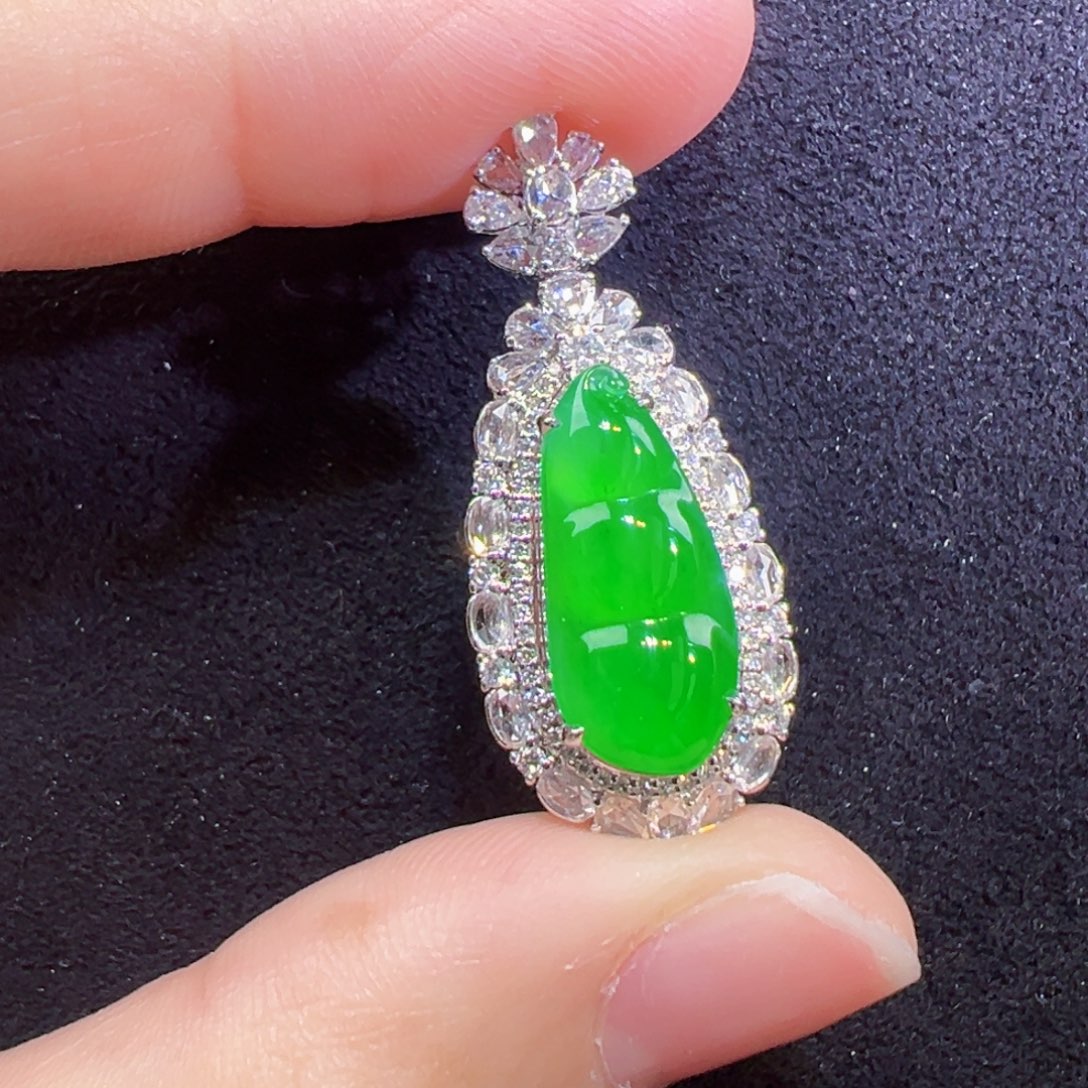 在***干颈饰18K金镶嵌翡翠吊坠