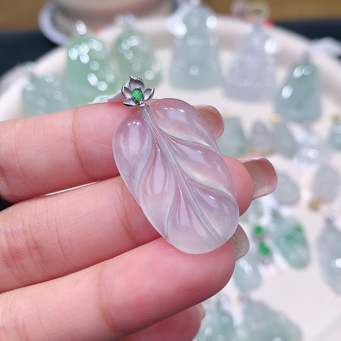 颈饰18K金镶嵌翡翠叶子