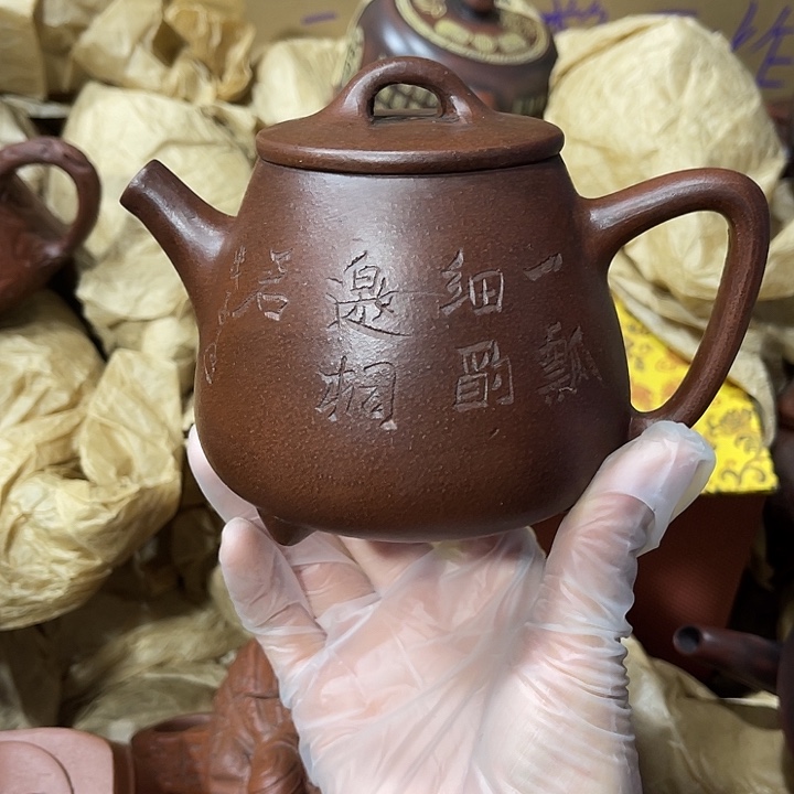 茶壶紫砂原矿泥料，手工制作的一把紫砂壶。