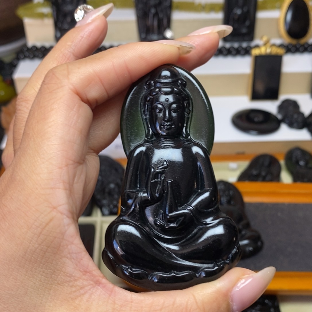 蛇纹石玉吊坠未镶嵌自**上