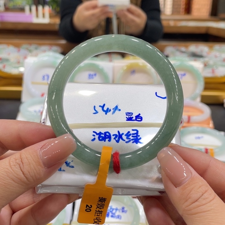 翡翠手镯未镶嵌翡翠