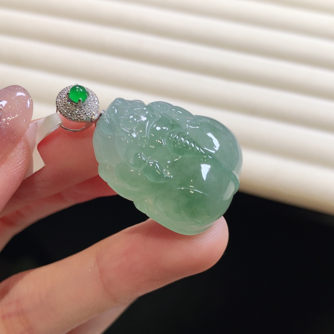 翡翠颈饰18K金镶嵌貔貅