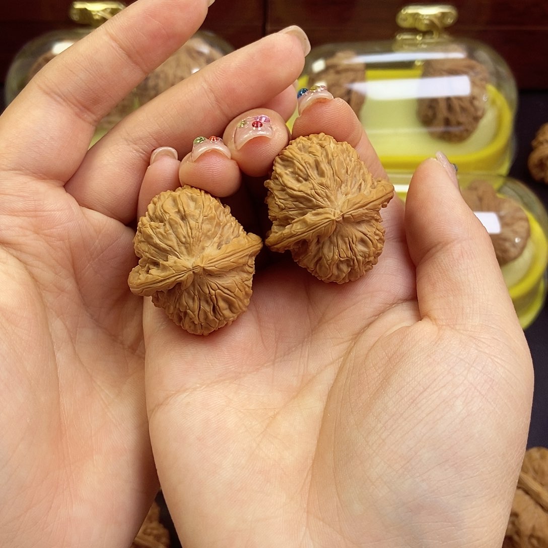 文玩核桃吊坠白狮子33