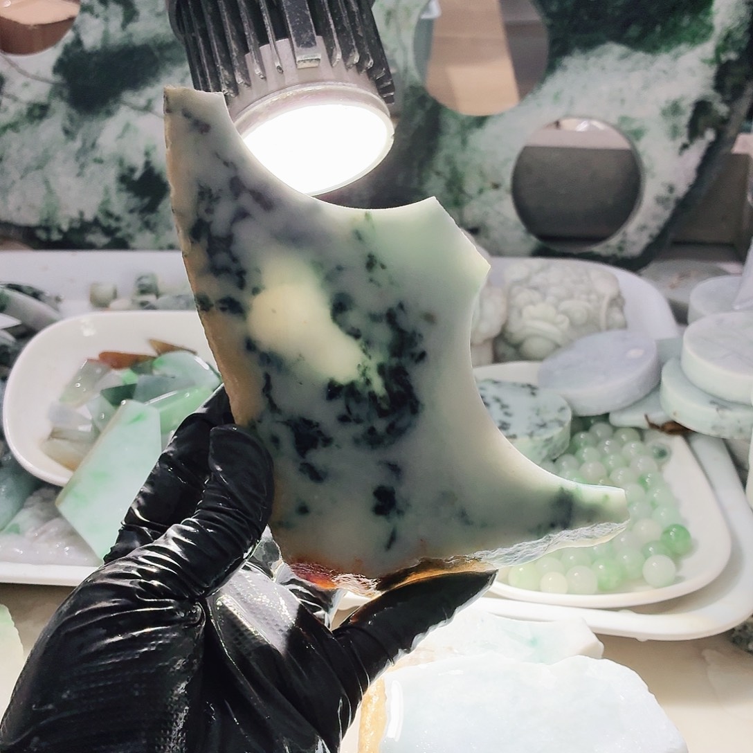 翡翠未镶嵌颈饰边角料