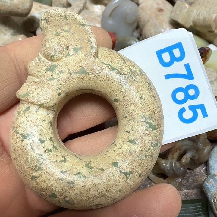 蛇纹石玉颈饰未镶嵌