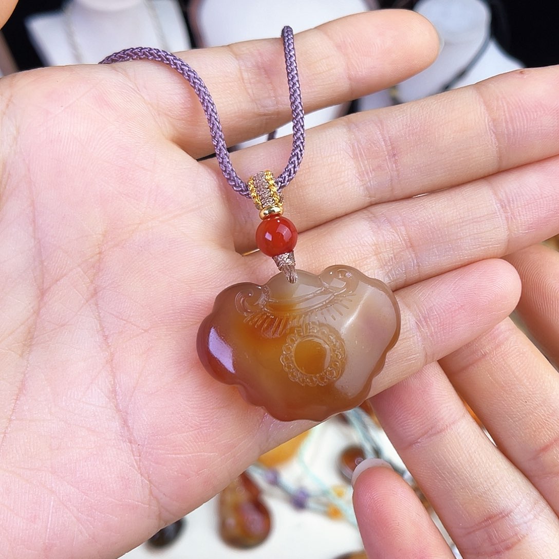 未镶嵌琥珀珠宝奇石。