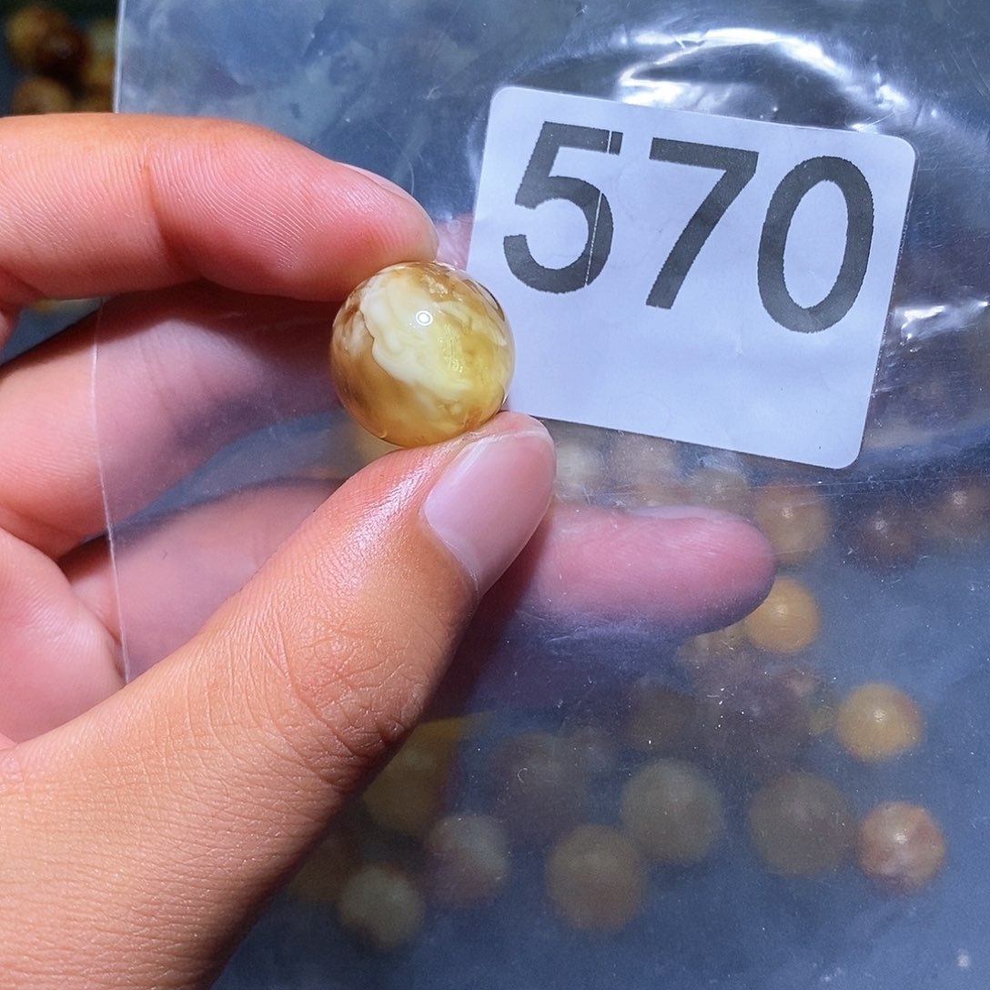 未镶嵌琥珀珠宝奇石