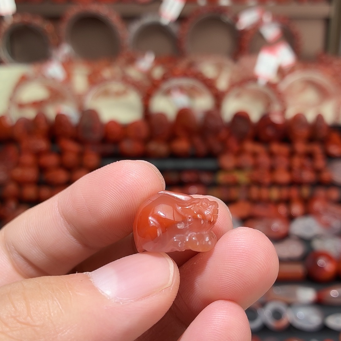 南红玛瑙未镶嵌颈饰貔貅1