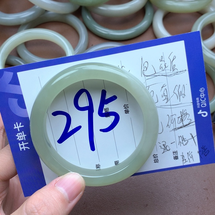 呵***昂和田玉未镶嵌手镯
