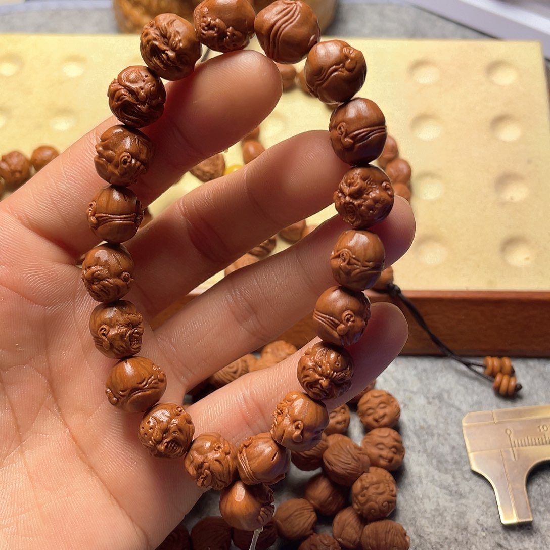 上*岸龙纹桃核雕刻恶僧