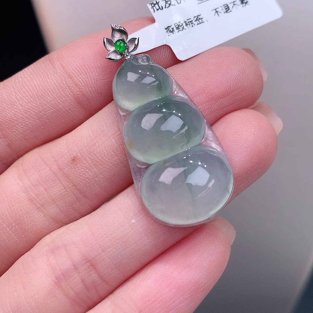 颈饰18K金镶嵌翡翠冰晴底福豆