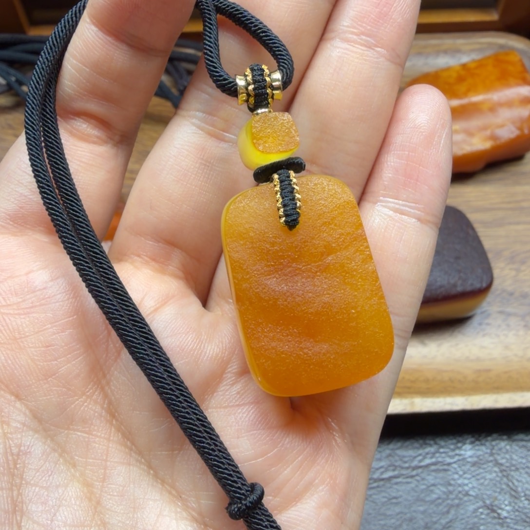 琥珀未镶嵌吊坠(赠链)