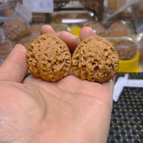 文玩核桃吊坠霞云岭