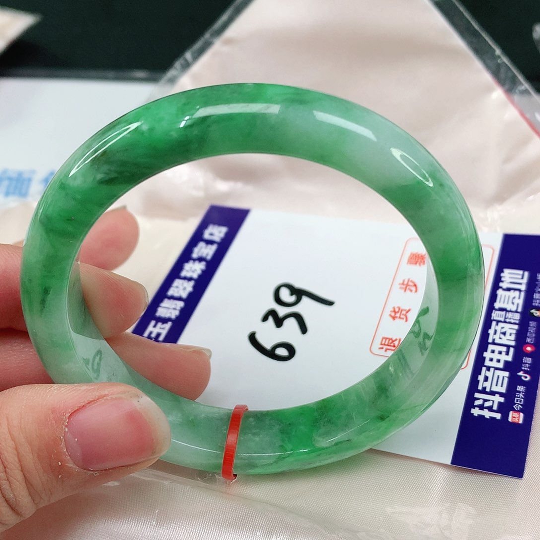 翡翠手镯未镶嵌翡翠