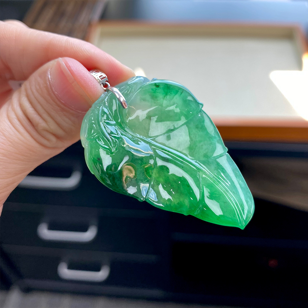 如意宝珠宝  18K金扣头镶嵌阳绿叶子翡翠玉石吊坠天然A货1-C3
