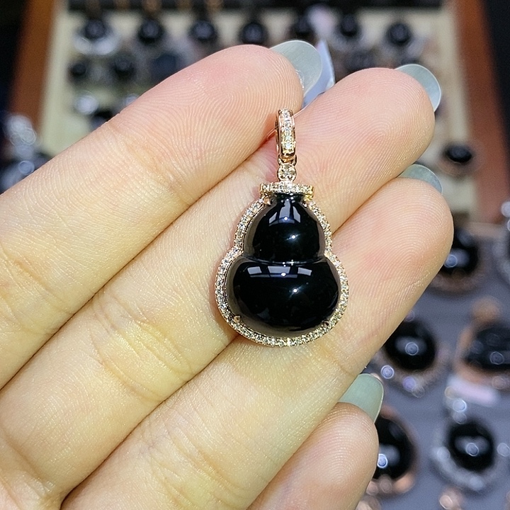 颈饰18K金镶嵌翡翠葫芦 雪花棉