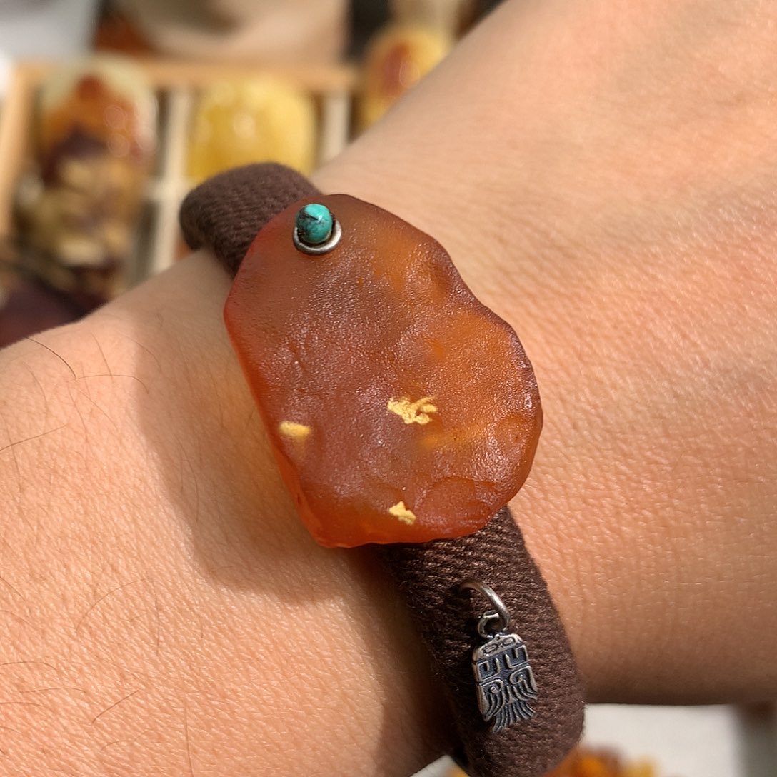 蜜蜡裸石未镶嵌在