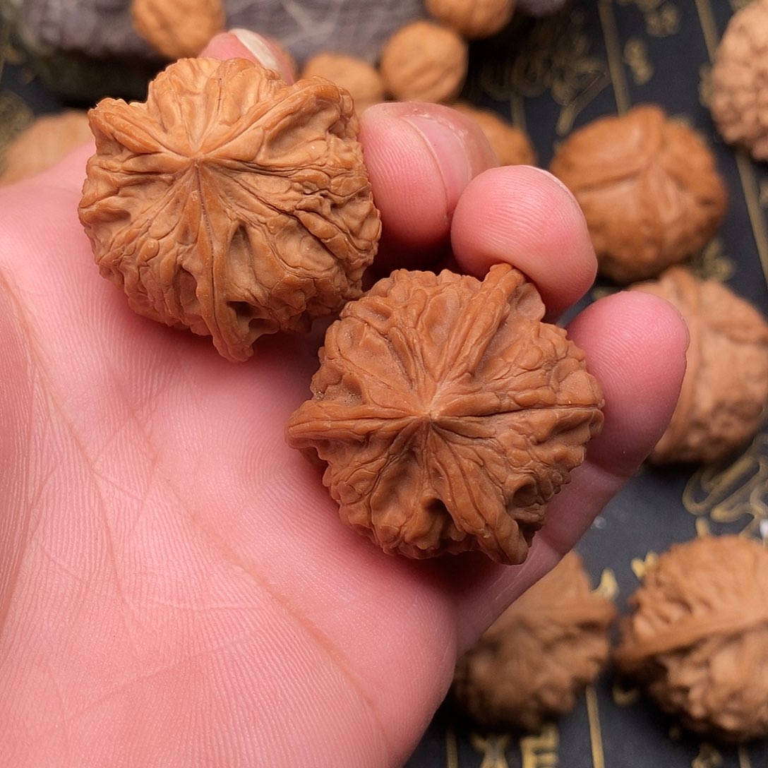 把件文玩核桃多棱元宝（透油）