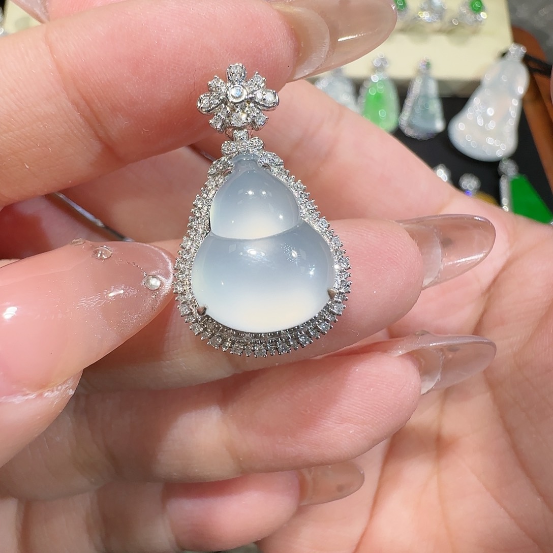 【闪购商品】颈饰18K金镶嵌翡翠