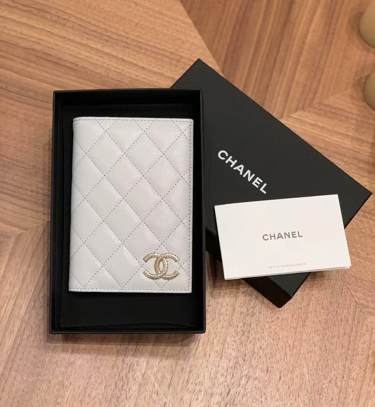 未使用 Chanel/香奈儿 壹臻/ 25A浅灰色浮雕logo护照包 40819473