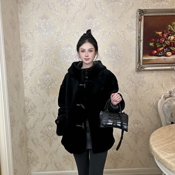 Ro-“经典高级”暖冬必备连帽牛角扣绵羊皮羊皮毛一体